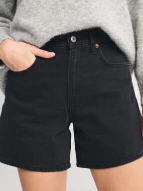 Abercrombie and Fitch The Loose Short High Rise Size 32 in black